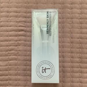 NWT it Cosmetics Heavenly Skin Brush